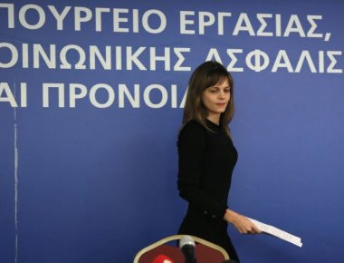 Υπεγράφη από την Έφη Αχτσιόγλου η έκδοση παραχωρητηρίων 12.000 κατοικιών σε δικαιούχους του τέως ΟΕΚ